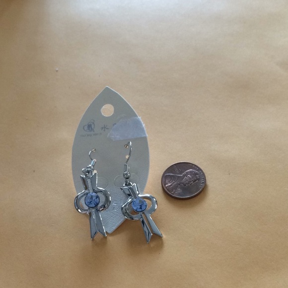 PRETTY new pierced earrings - Picture 1 of 2